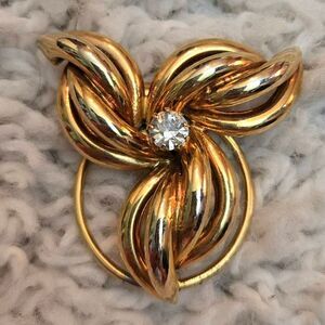 Vintage JERI-LOU Gold Flower Scarf Clip